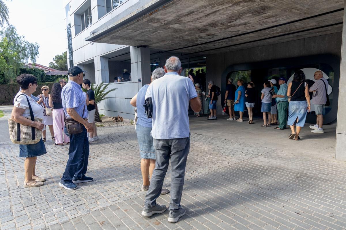 Largas colas para las entradas del Concierto de Hogueras de INFORMACIÓN