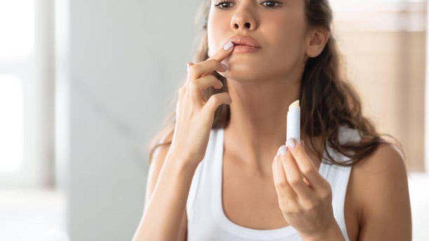 Llega la revolución de la cosmética: así es el bálsamo labial que te ayuda a evitar el picoteo entre horas