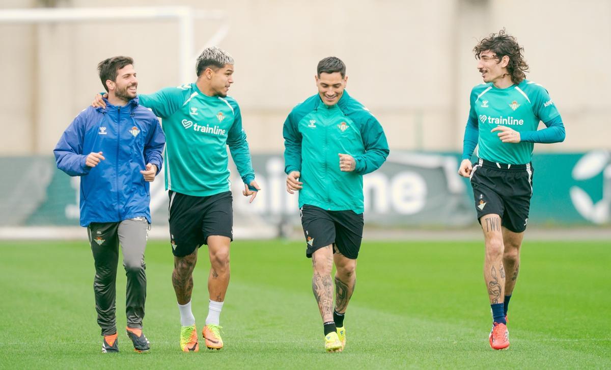 Cucho, Chimy y Bellerín hacen trabajo al margen durante un entrenamiento del Betis