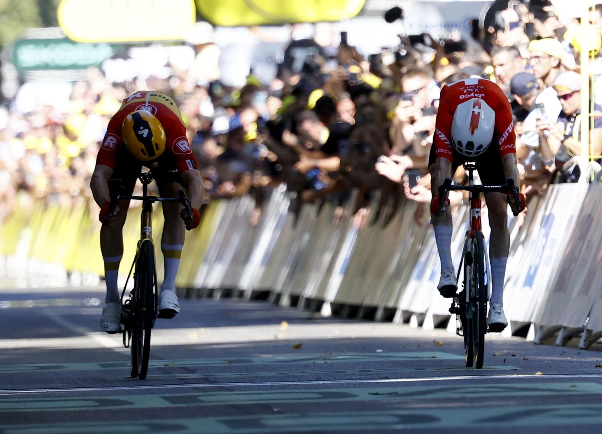 Toulouse (France), 16/07/2025.- Norwegian rider Jonas Abrahamsen (L) of Uno-X Mobility team wins ahead of Swiss rider Mauro Schmid of Team Jayco AlUla the 11th stage of the Tour de France cycling race over 156.8km around Toulouse, France, 16 July 2025. (Ciclismo, Francia) EFE/EPA/MARTIN DIVISEK