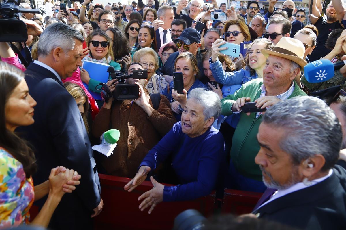 Momento en el que la mujer se dirige a la reina Letizia.