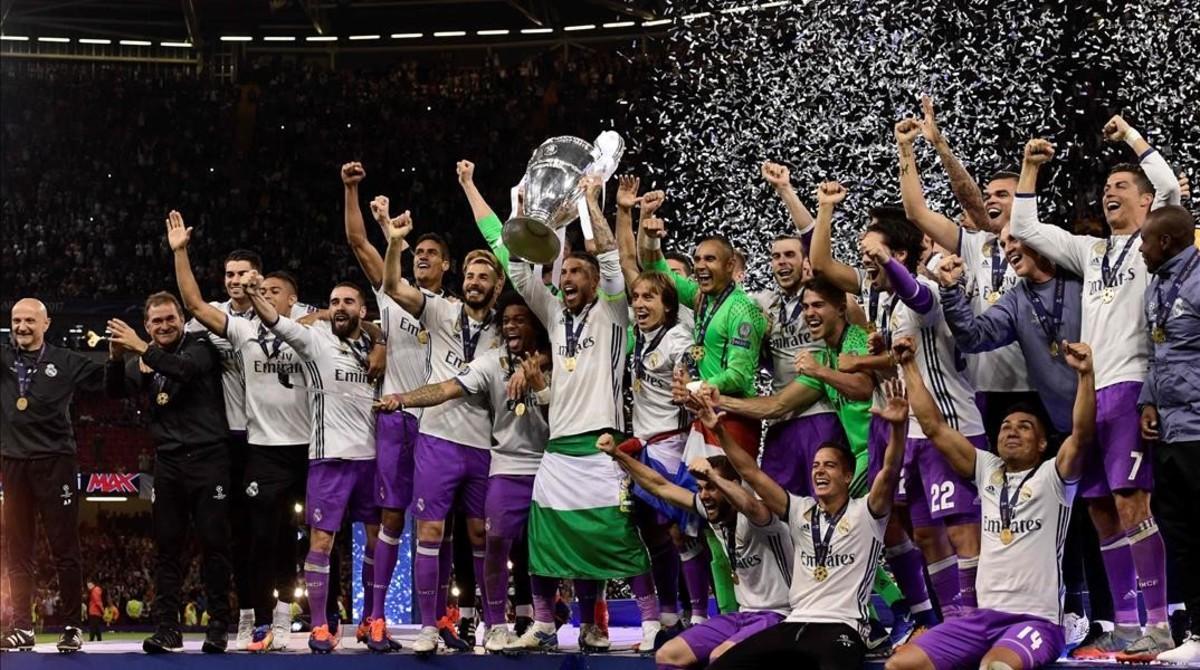 zentauroepp38731713 real madrid captain sergio ramos lifts the trophy after real170603231156