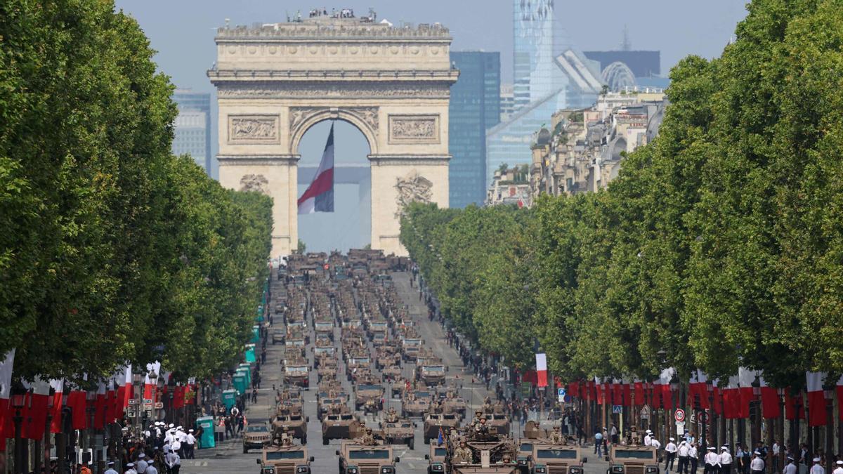 Las Fuerzas Armadas francesas conducen sus vehículos motorizados durante el desfile militar anual del Día de la Bastilla en la avenida de los Campos Elíseos en París