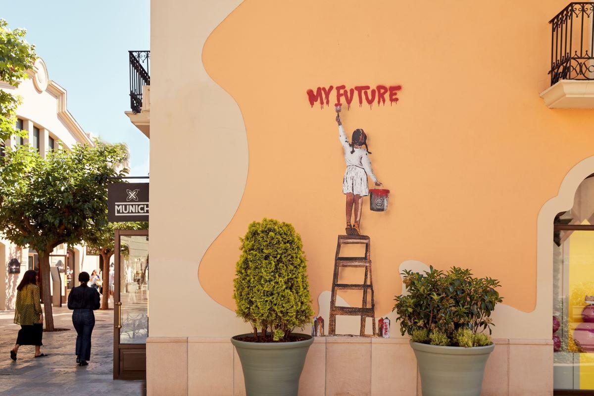 Uno de los murales de la exposición 'Streets of Love' de TVBOY en La Roca Village