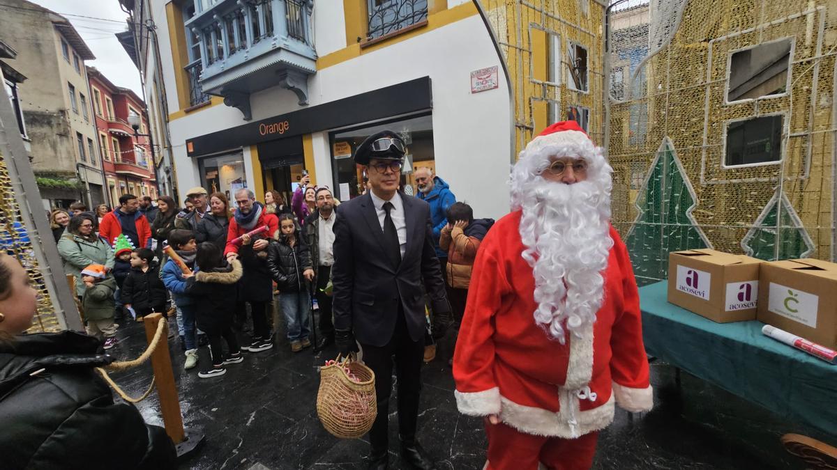 La visita de Papá Noel a Villaviciosa, en imágenes