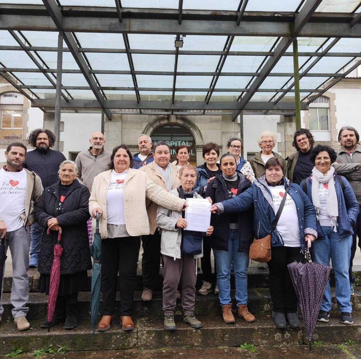 Los vecinos, ante el Hospital Provincial para presentar el escrito.