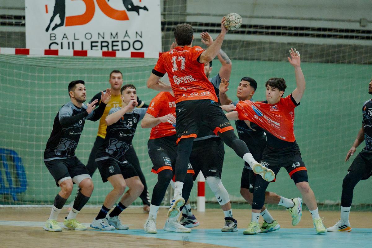 Un partido del Club Balonmano Culleredo esta temporada.