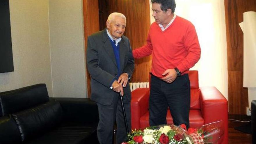 Manuel Caramés (izq.) junto al alcalde, Miguel Anxo Fernández Lores, ayer, en el Concello. // Rafa Vázquez