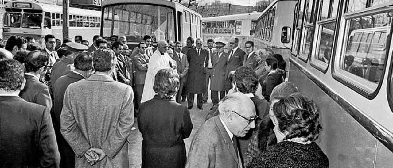 Bendición de nuevos autobuses para Palma en enero de 1972.