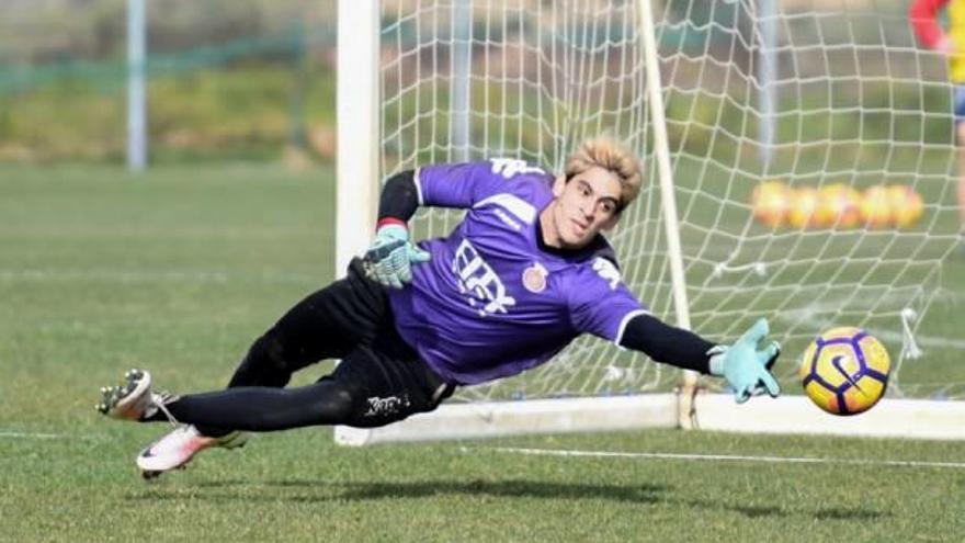 Yassine Bounou s&#039;estira per aturar la pilota en un entrenament d&#039;aquesta temporada.