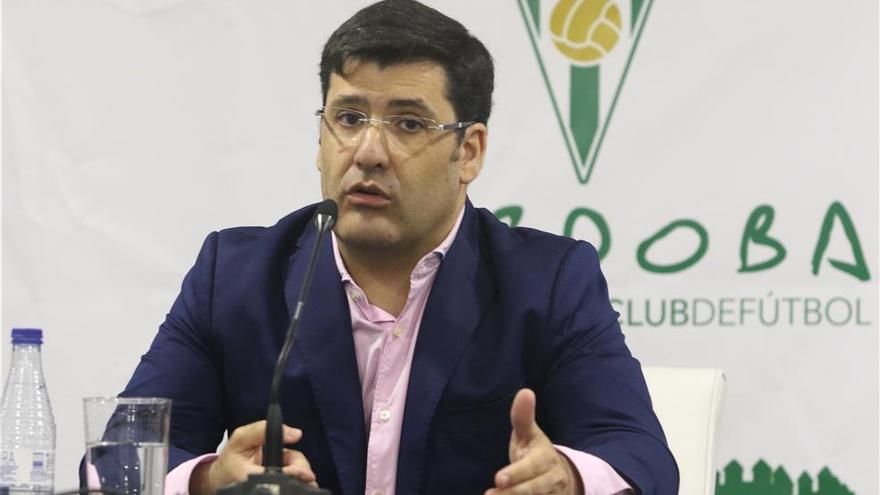 León anuncia la destitución de Luis Oliver y su equipo de la dirección deportiva