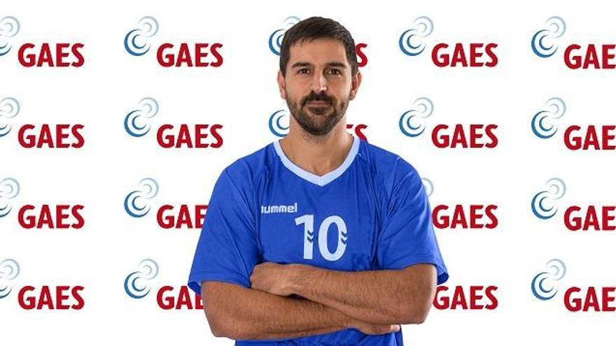 Agustín Vidal posa con la camiseta del GAES Málaga