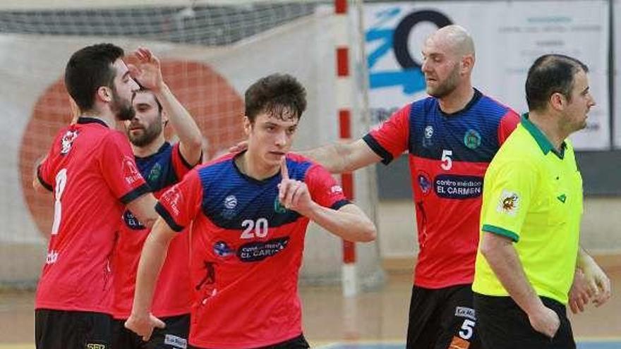 Los jugadores del Ourense celebran uno de los goles. // Iñaki Osorio