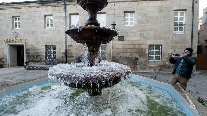 Fuente congelada en la Praza da Merced, de Verín. // Brais Lorenzo