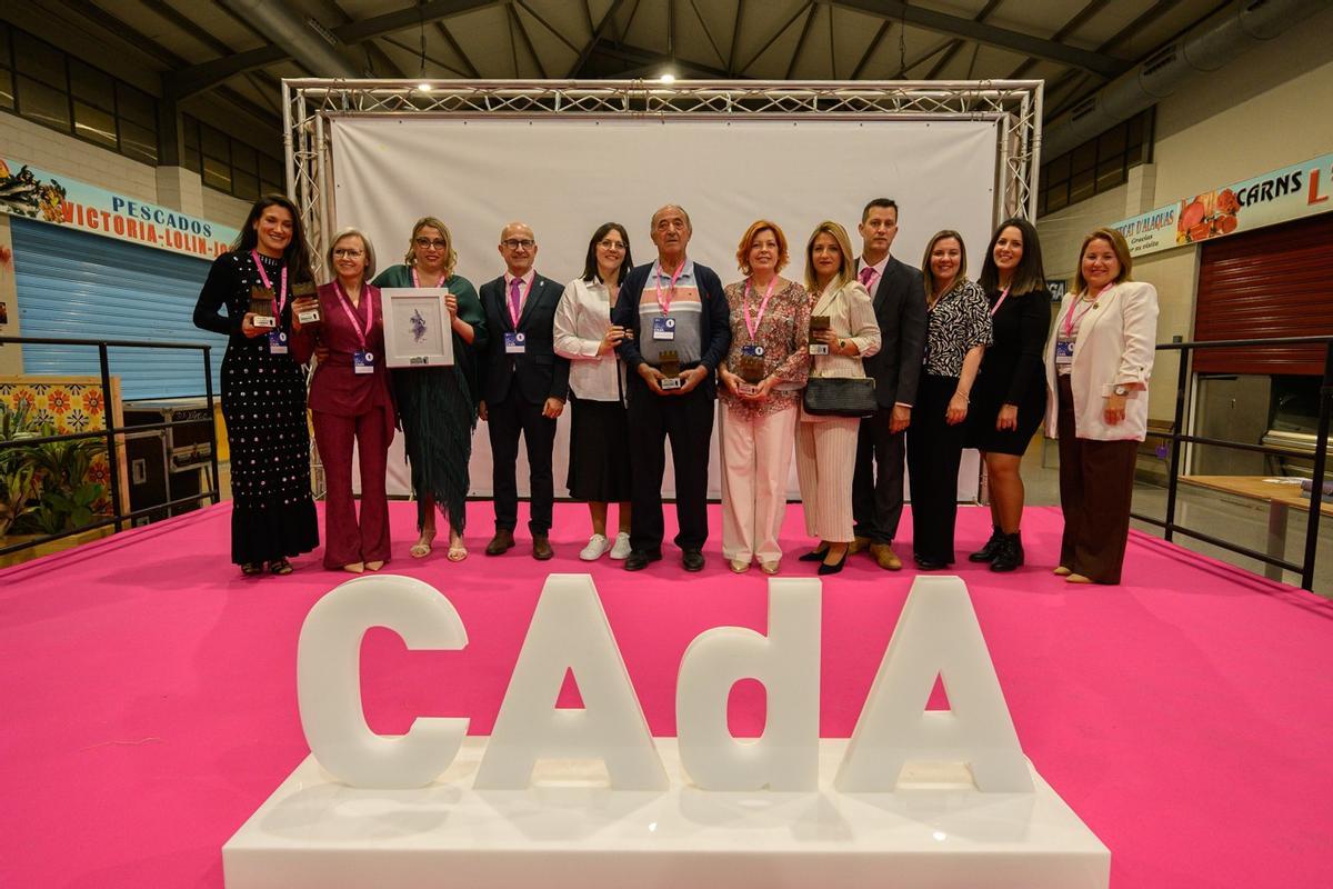 Los premiados junto con la presidenta  Susana García y el alcalde Toni Saura.