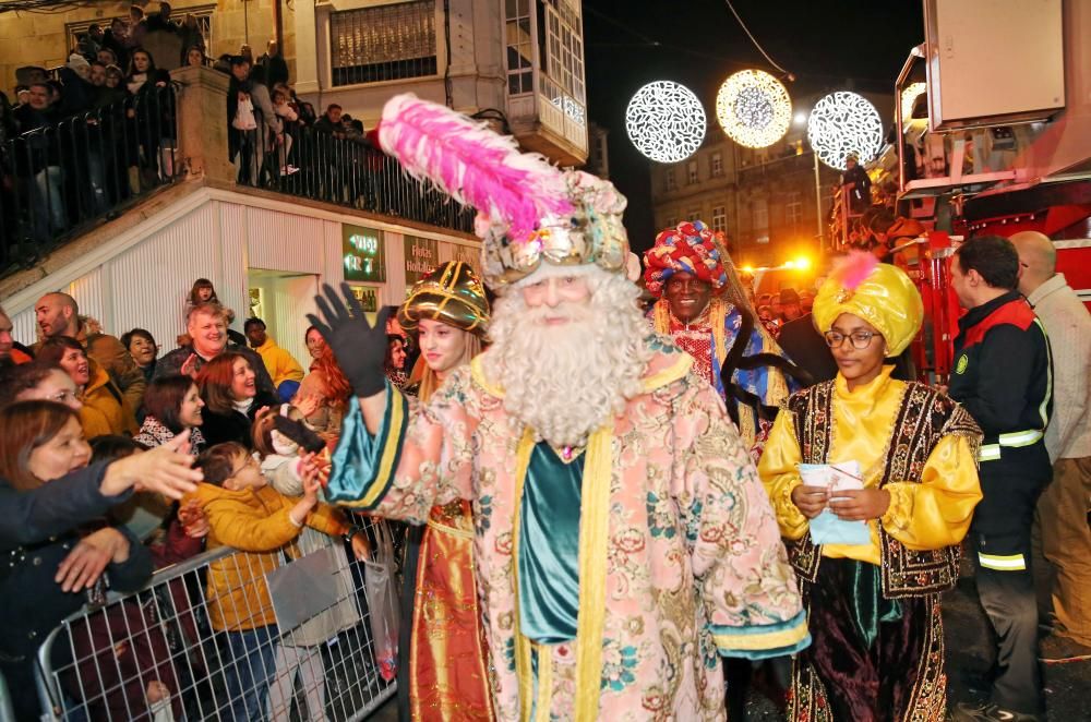 Miles de niños y niñas disfrutan junto a sus familias del desfile récord de la ciudad olívica. Melchor, Gaspar y Baltasar lanzaron caramelos desde sus carrozas.