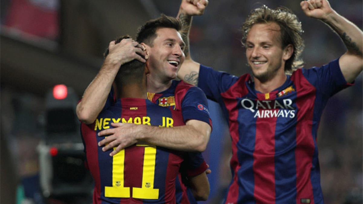 Neymar, Messi y Rakitic celebran uno de los goles del Barça al Ajax