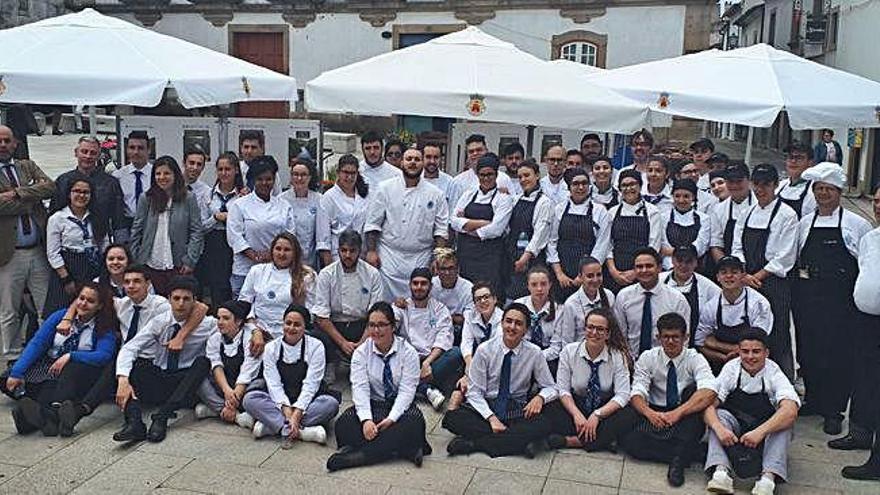 Foto de familia los alumnos zamoranos y portugueses en Miranda do Douro.