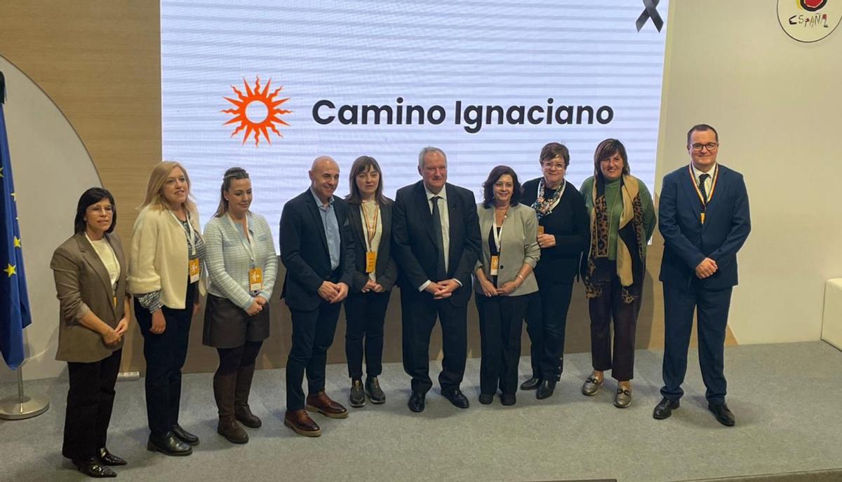 Representantes demunicipios de la Ribera Alta del Ebro, en la presentación en Fitur junto al ministro.