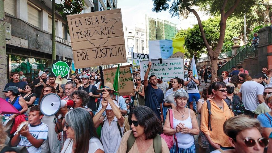 Manifestación en Tenerife para &quot;defender Canarias&quot; del &quot;servilismo político&quot;