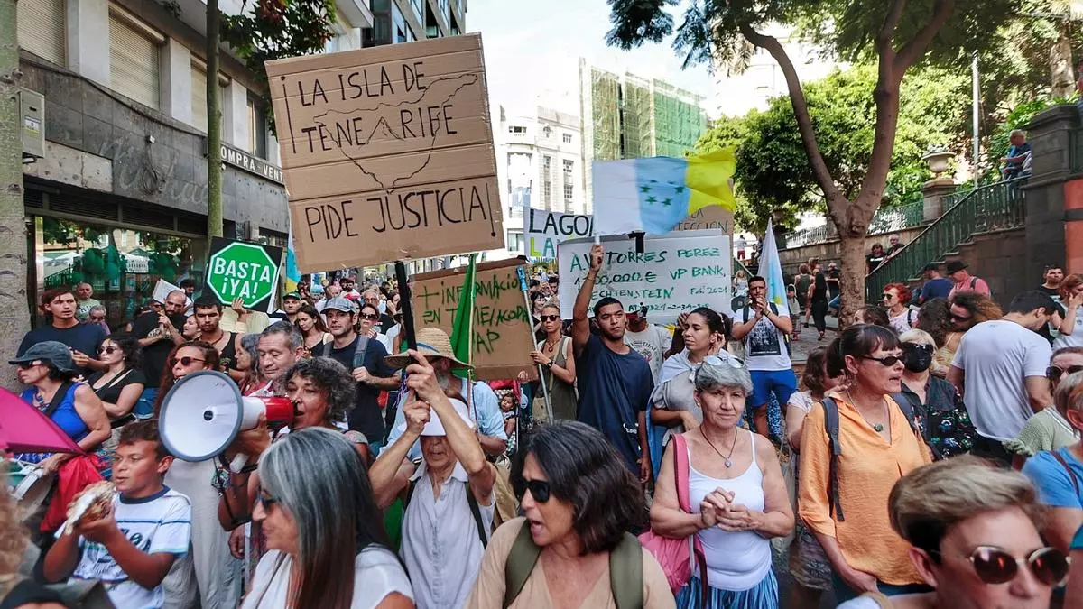 Manifestación en Tenerife para "defender Canarias" del "servilismo político"