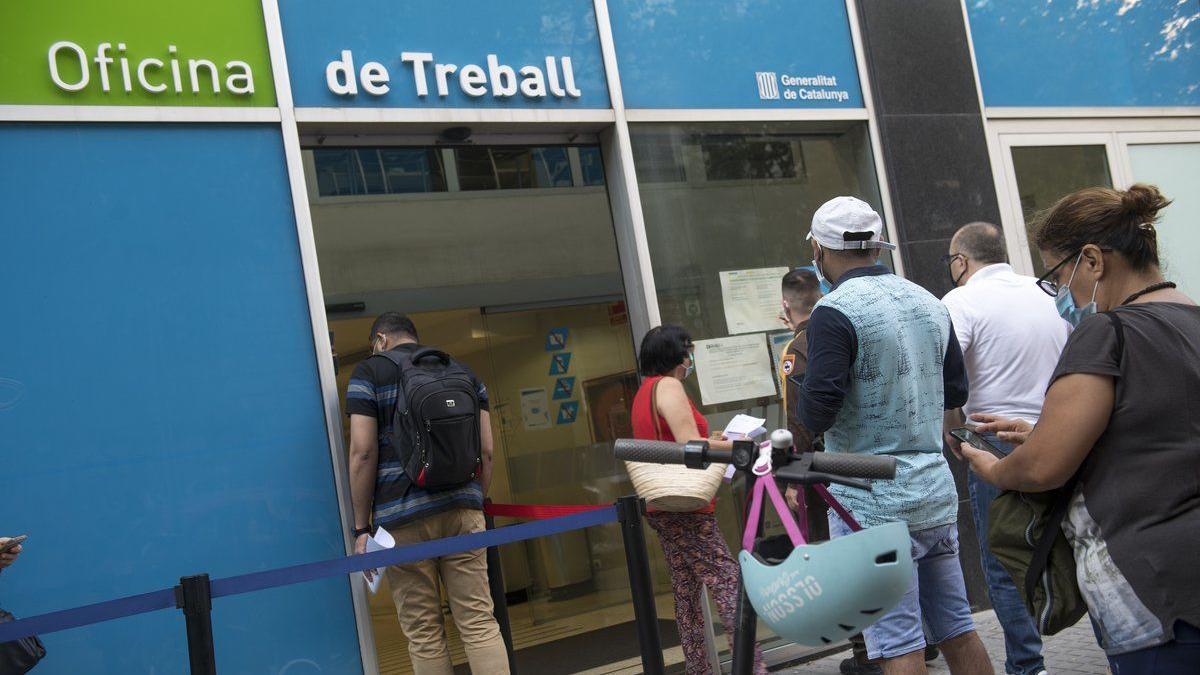 Personas haciendo cola frente a las oficinas públicas de empleo.