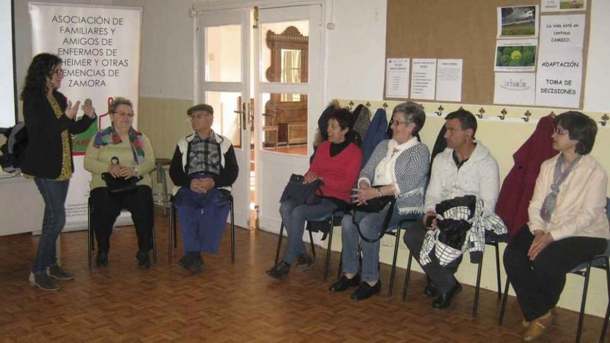 Ramos, de pie, explica a cuidadores el contenido del seminario. Foto