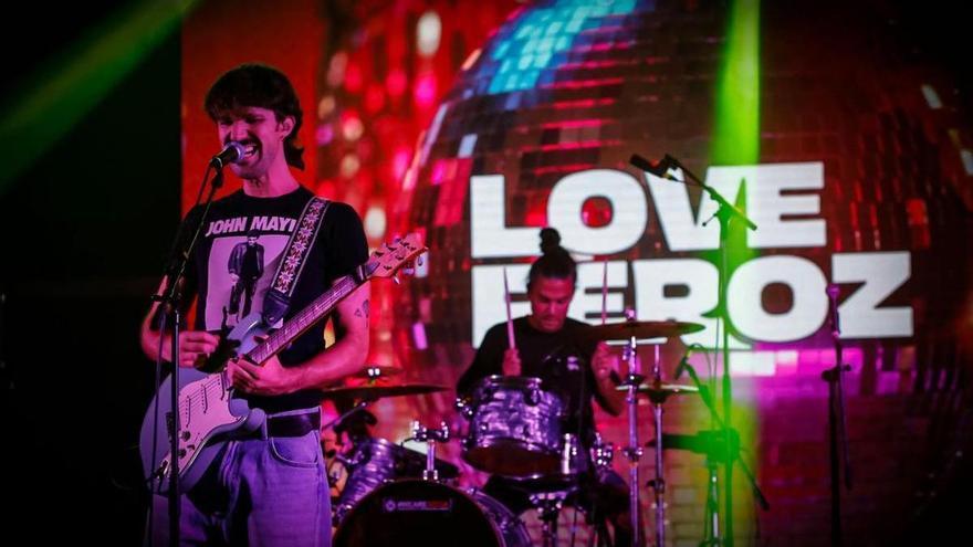 Oviedo pone	las guitarras a todo volumen