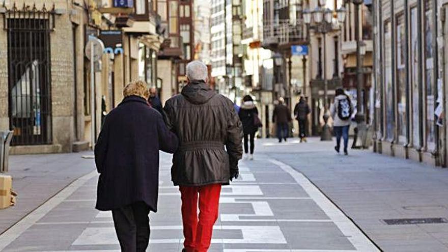 Dos jubilados pasean por Santa Clara.