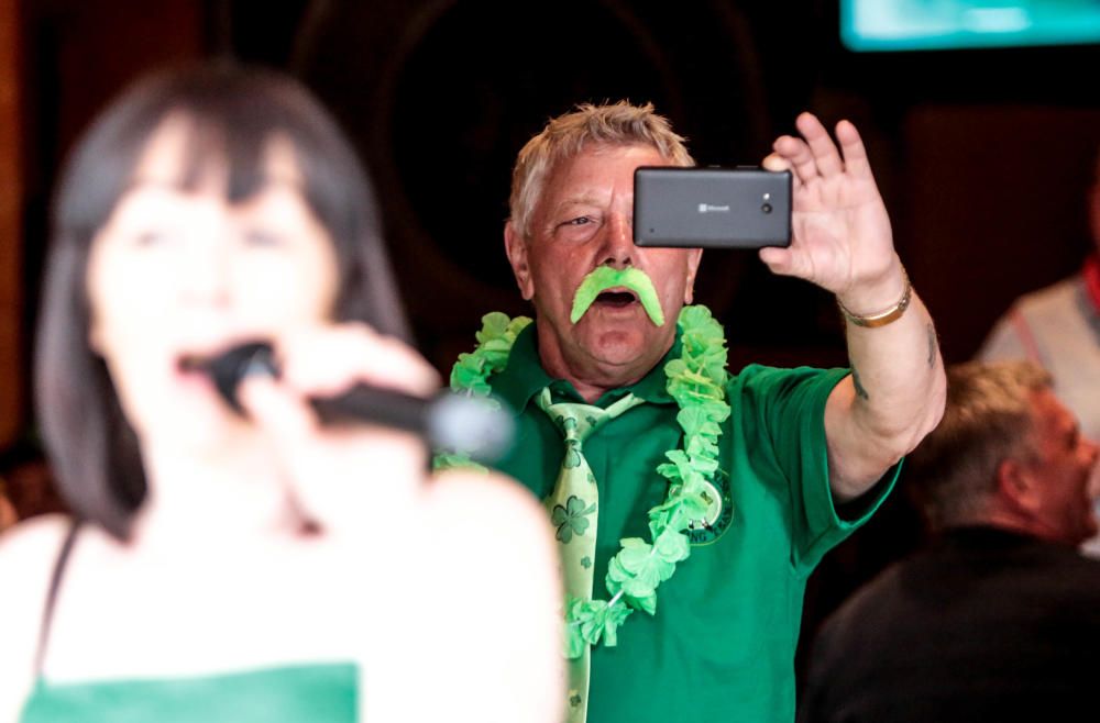 Las calles de la zona de pubs ingleses se tiñen de una marea verde que, como es tradición, conmemora esta fiesta irlandesa por todo lo alto