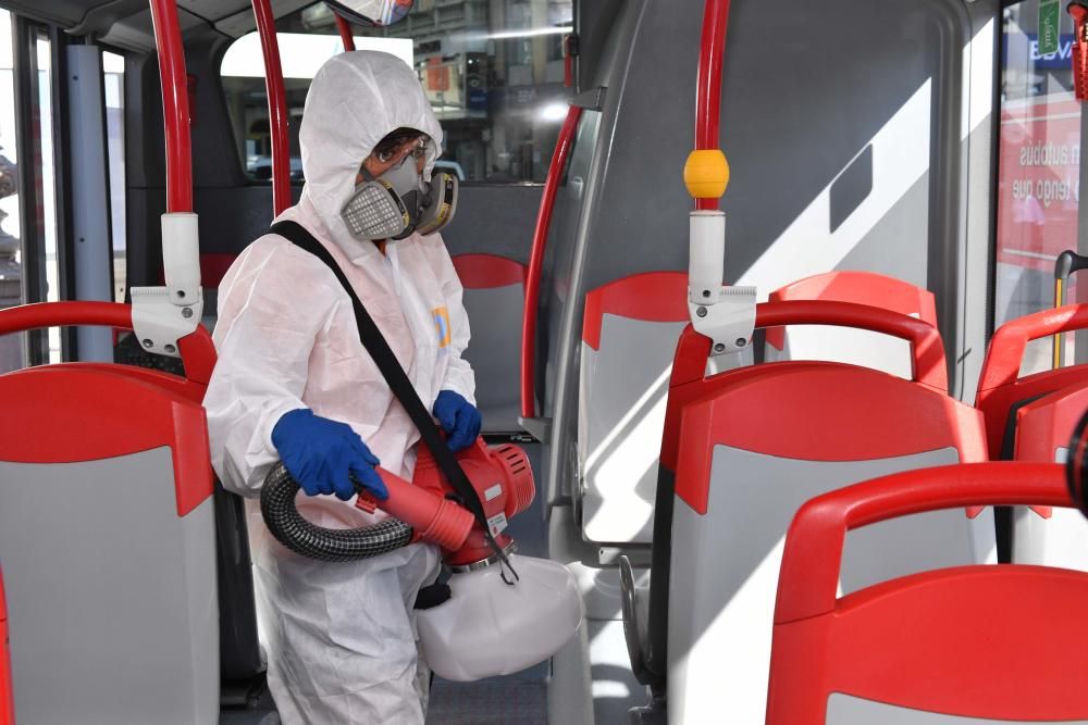 Operativo de desinfección de los buses de A Coruña