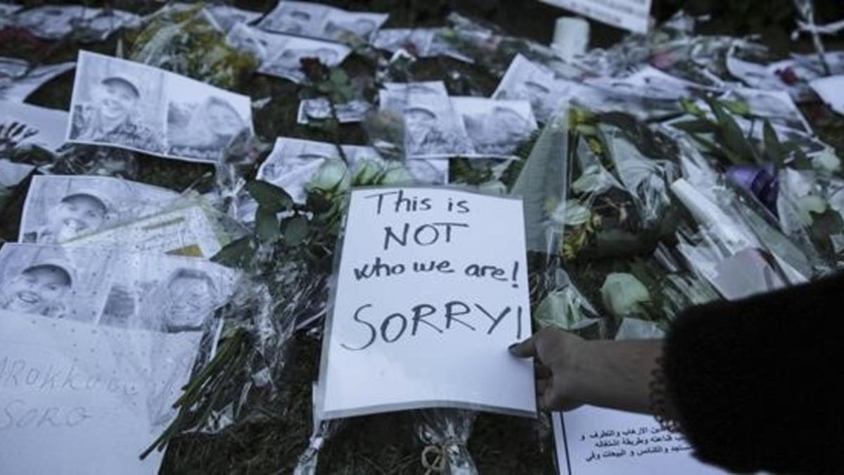 Marroquís colocan flores y mensajes de solidaridad frente a las embajadas de Noruega y Dinamarca en Rabat tras el asesinato de dos turistas escandinavas.