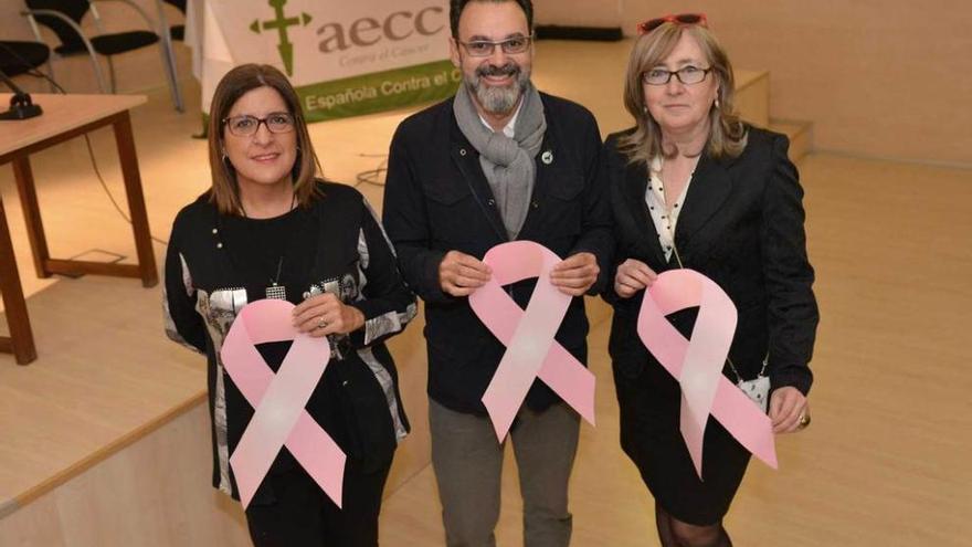 Los niños del colegio Lastra sueltan los globos rosas.