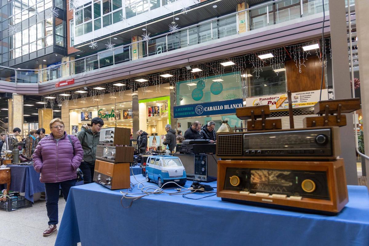 Do aritmómetro ao Playmobil sen esquecer o máis 'vintage': a Feira de Antigüidades triunfa en Área Central