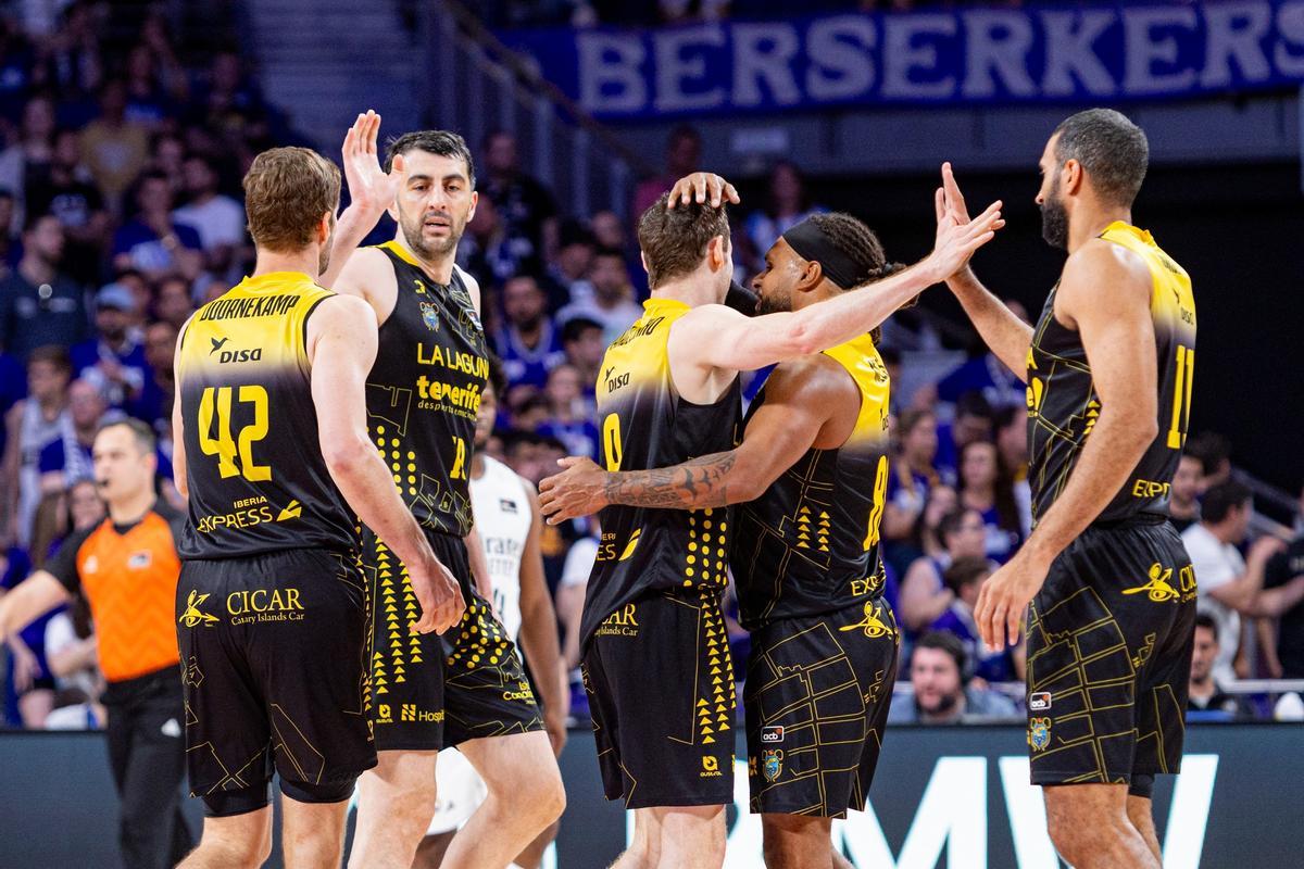 Los jugadores del CB Canarias celebran su victoria ante el Real Madrid.