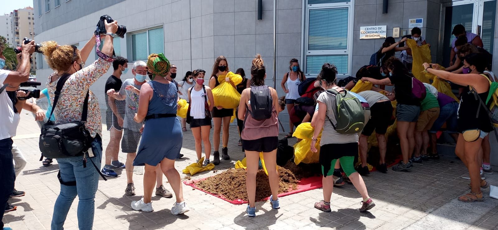 Esparcen 150 kilos de estiércol a la entrada de Frontex en Gran Canaria para pedir su cierre