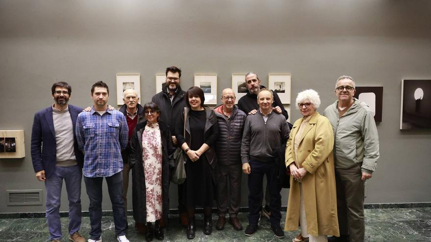 El Museo Evaristo Valle recorre 70 años de fotografía asturiana con obras de 13 artistas