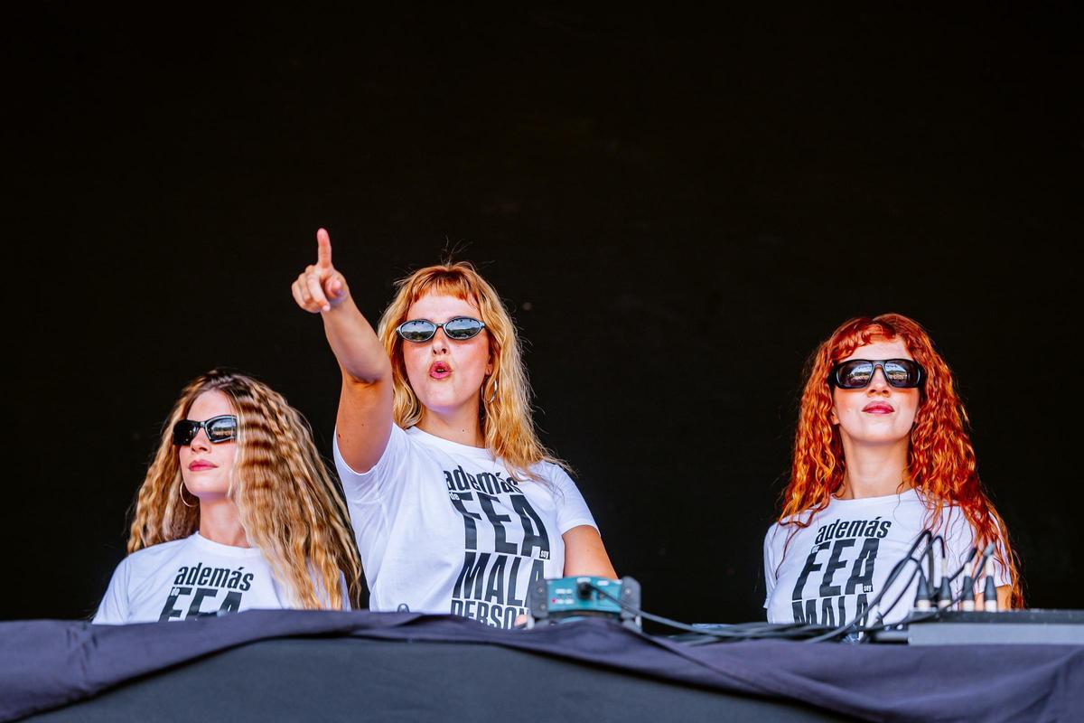 Las Coolnenas sobre el escenario del SonRías Baixas.