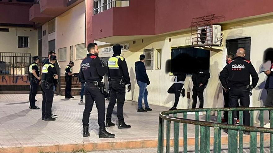 Sis denúncies de la Guàrdia Urbana de Figueres en un dispositiu policial al carrer Doctor Ferran