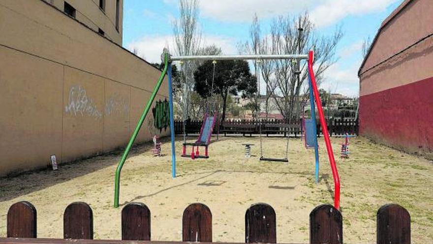 Parque infantil de Cabañales en desuso por la invasión de gatos. | José Luis Fernández