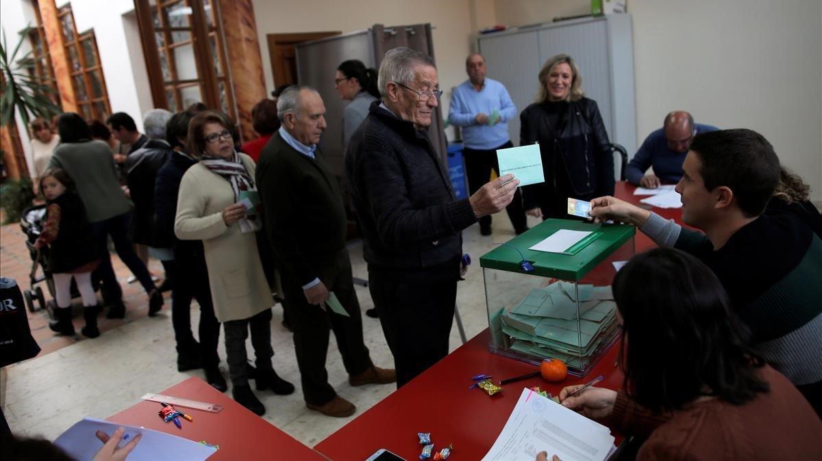 zentauroepp46112817 people wait in line to cast their ballots for the andalusian181202180610