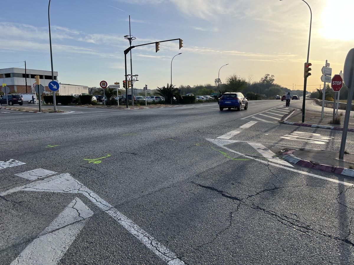 Punto del accidente mortal entre una moto y un coche, este miércoles a primera hora, en el término municipal de La Canonja (Tarragonès).