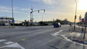 Punto del accidente mortal entre una moto y un coche, este miércoles a primera hora, en el término municipal de La Canonja (Tarragonès).