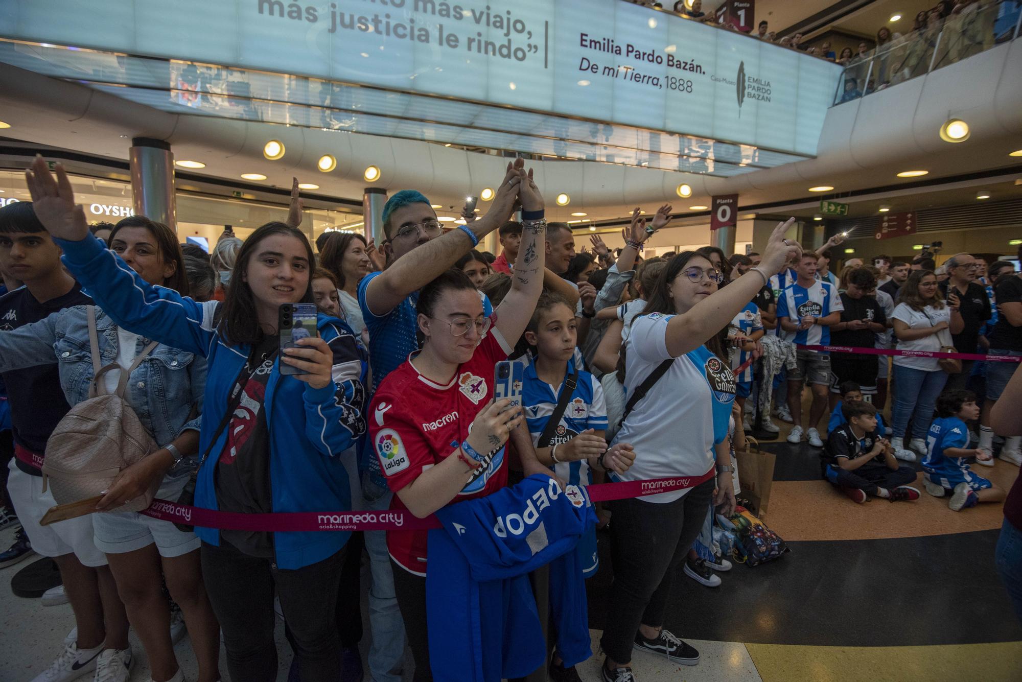 Nuevas equipaciones del Dépor: Baño blanquiazul y más de 20.000 abonados