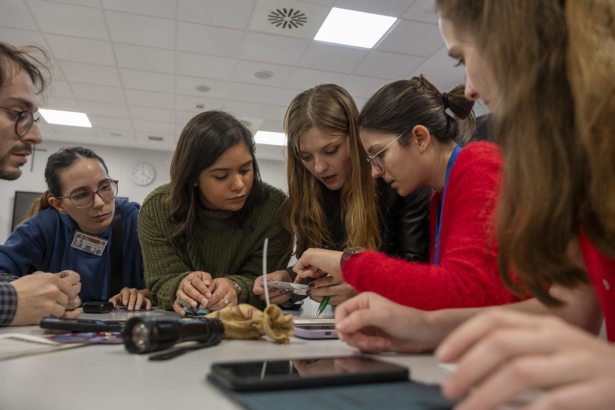 Un equipo resolviendo uno de los retos del juego de escape sobre antibióticos.