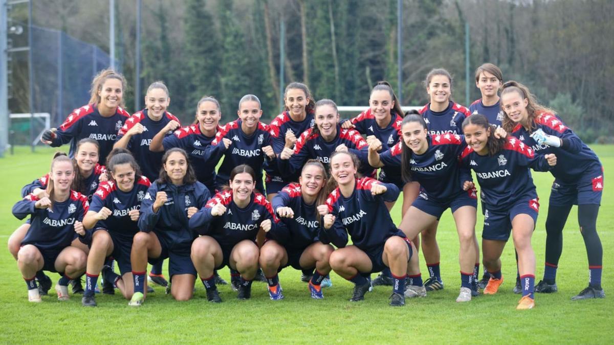 Las jugadoras del Dépor Abanca B antes del último entrenamiento en Abegondo previo al partido. | Germán Barreiros / Roller Agencia