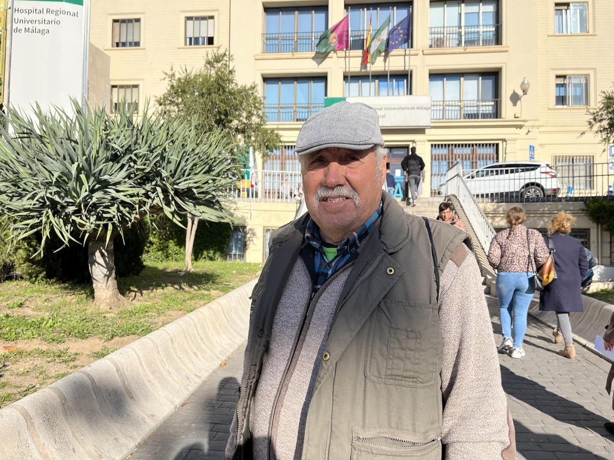 Francisco en la entrada principal del Hospital Regional de Málaga