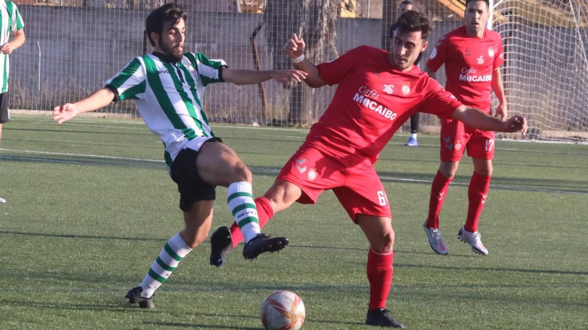 El cordobesista Rober Abreu pugna con un rival del Utrera en la Ciudad Deportiva.