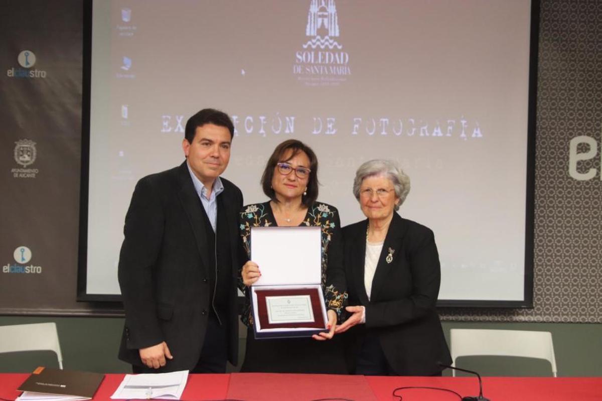 La vicealcaldesa Mari Ángeles Goitia preside la inauguración de la exposición "Soledad de Santa María"
