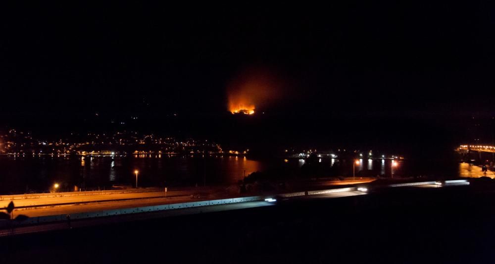 Incendios en Galicia | Un incendio nocturno quema 15 hectáreas en Domaio sobre el puente de Rande